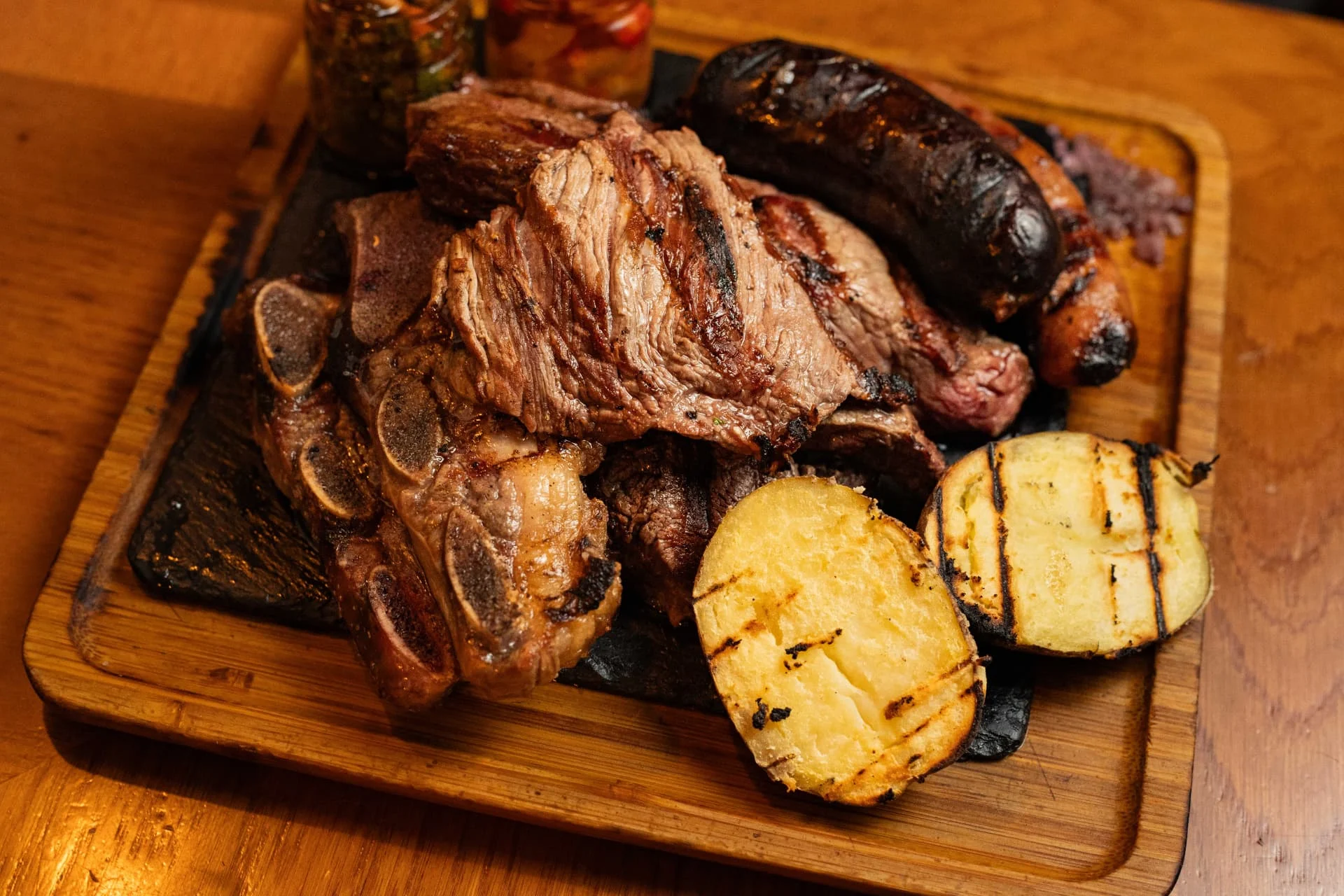 Parrillada argentina sobre tabla