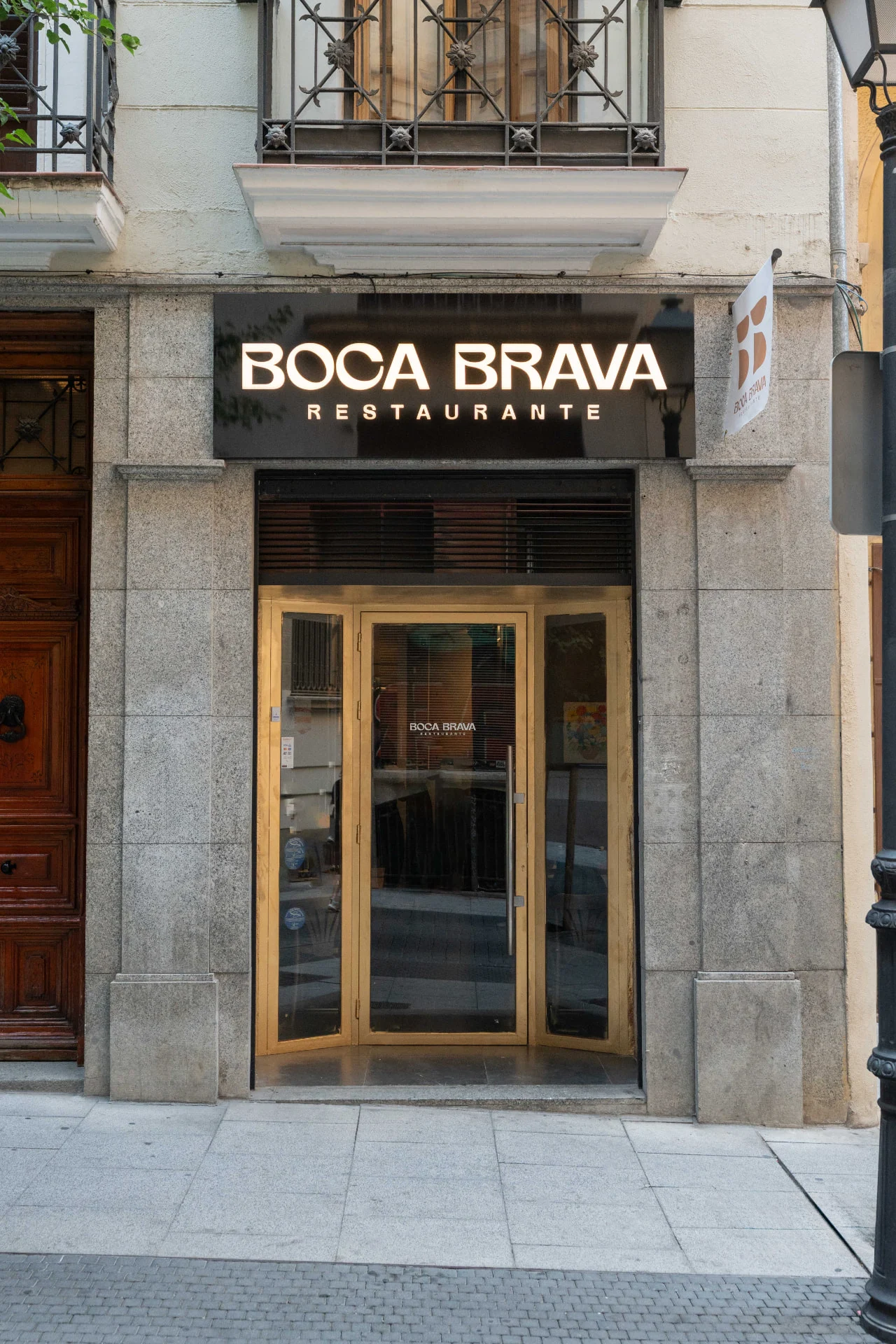 Fachada y entrada del restaurante BOCA BRAVA en Madrid